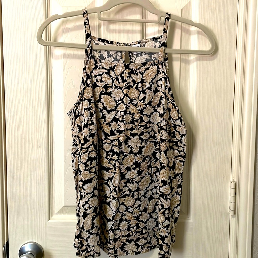 Clear out sale-Old Navy Size M tank. Black, white, and tan.